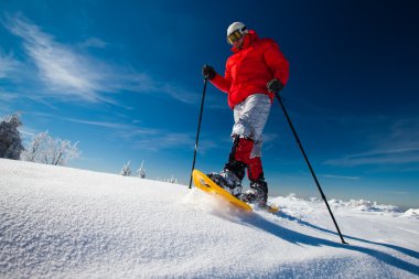 Kış dağlarında yürüyüş yapan