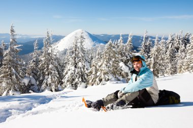 Kış dağlarında yürüyüş yapan