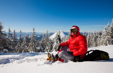 Kış dağlarında yürüyüş yapan