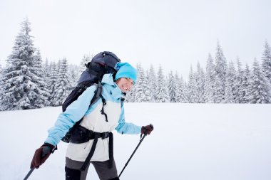 Uzun yürüyüşe çıkan kimse kış orman