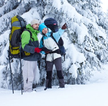 Yürüyüşçüler harita ile baktığını