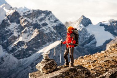 Himalaya dağlarında yürüyüş