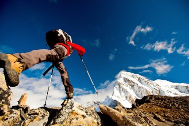 Himalaya dağlarında yürüyüş