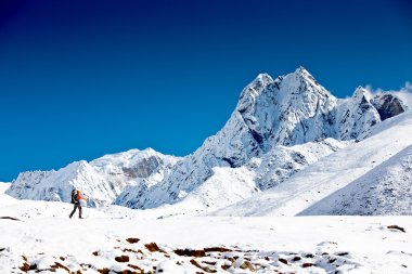Himalaya dağlarında yürüyüş