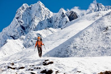 Himalaya dağlarında yürüyüş