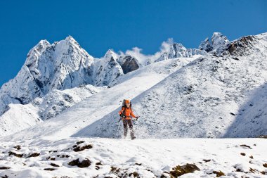 Himalaya dağlarında yürüyüş