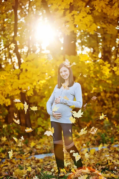 Wanita hamil yang cantik melihat ke kamera — Stok Foto