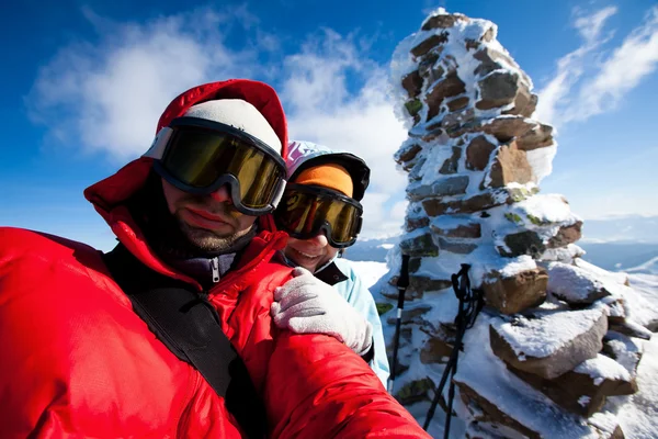 Pendaki di pegunungan musim dingin — Stok Foto