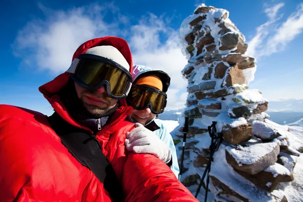 Escursionista in montagna invernale — Foto Stock