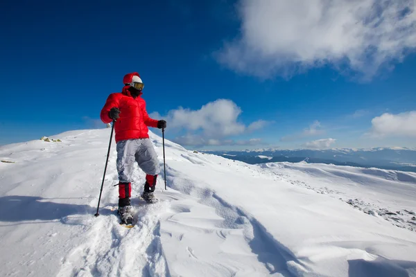 Wandelaar in de winter bergen — Stockfoto