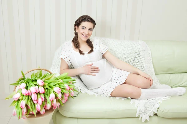 Mulher grávida bonita em casa olhar para a câmera — Fotografia de Stock