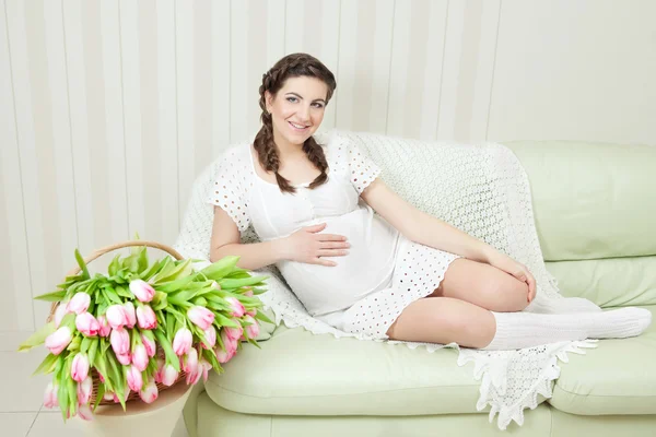 Belle femelle enceinte à la maison regarder la caméra — Photo