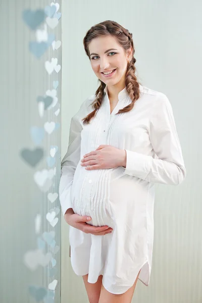 Piękna kobieta w ciąży w domu spojrzeć na kamery — Zdjęcie stockowe