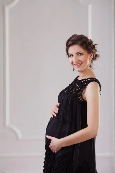 아름 다운 임신 여성은 가정에서 카메라를 봐 — 스톡 사진