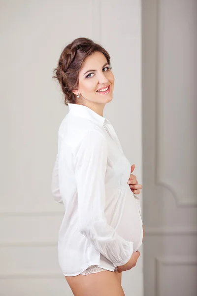 Wanita hamil cantik di rumah melihat ke kamera — Stok Foto