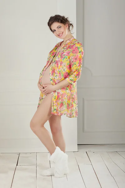 Vackra gravid kvinna hemma titta på kameran — Stockfoto