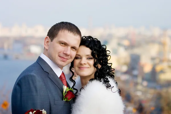 Šťastná nevěsta a ženich v jejich svatební den — Stock fotografie