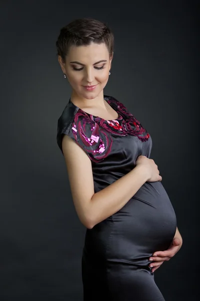 Vackra gravid kvinna hemma titta på kameran — Stockfoto