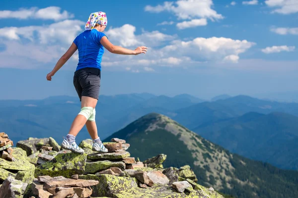 Atleta buscando chica con vendaje en las rodillas salta sobre piedras en C — Foto de Stock