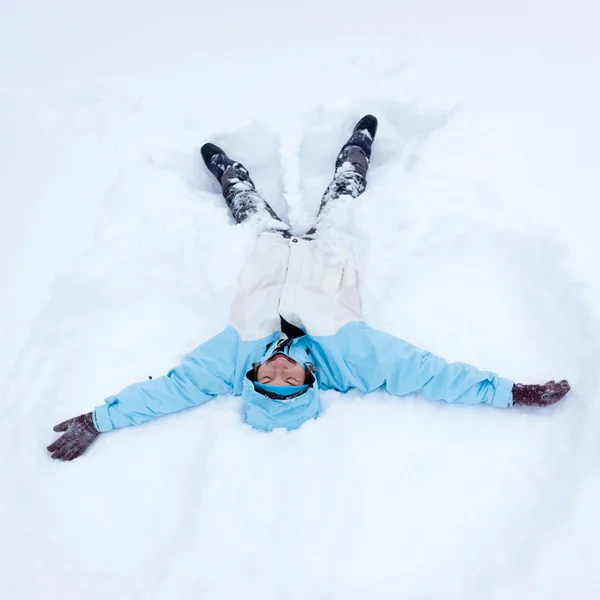 Hiker lying in snow in fores — Stock Photo, Image
