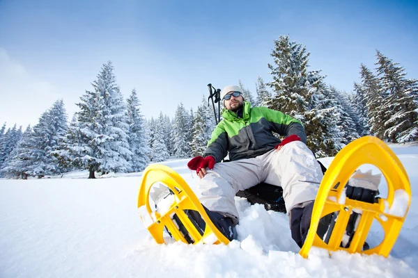 Caminhante descansou na floresta de neve — Fotografia de Stock