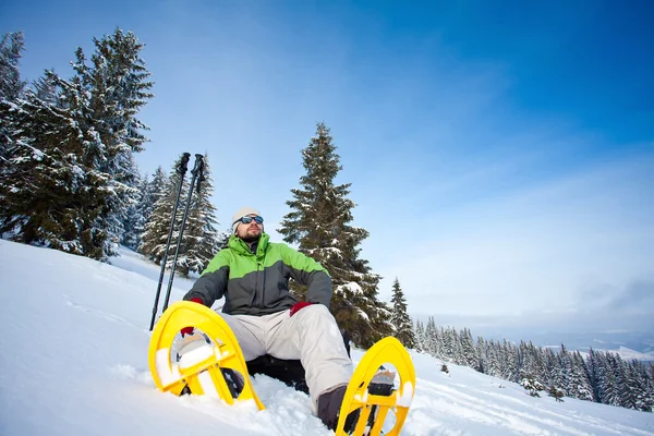 Senderista tomó un descanso en el bosque de nieve — Foto de Stock