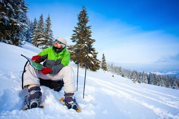 Hiker took a rest in snow forest — Stock Photo, Image