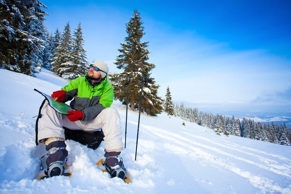 Hiker tog en vila i snö skog — Stockfoto