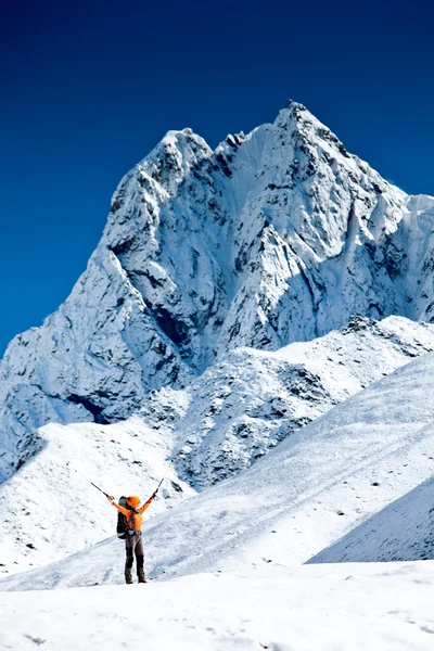 히말라야 산맥에서 하이킹하는 모습 — 스톡 사진