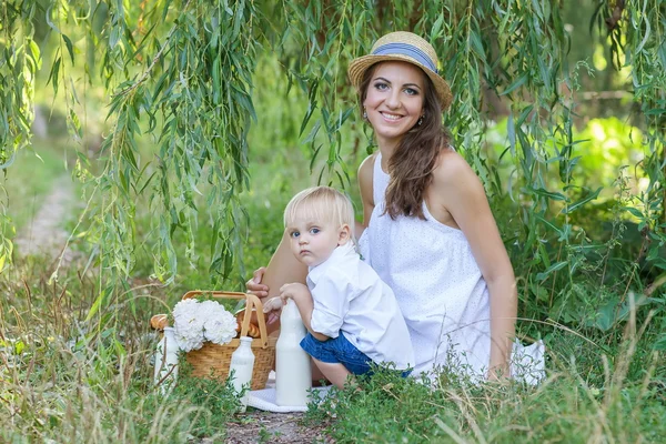 女人和她的儿子在夏天公园野餐 — 图库照片