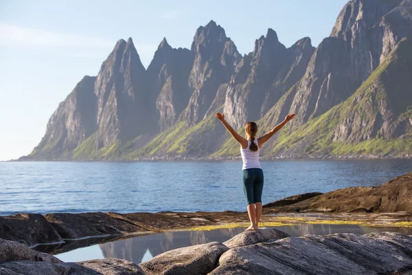 Mujer joven practica yoga entre montañas en Noruega — Foto de Stock