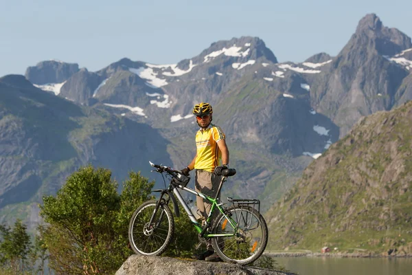 Ciclismo en Noruega contra pintoresco paisaje —  Fotos de Stock