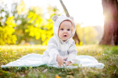 sevimli beyaz bebek çocuk parkı kameraya benziyor