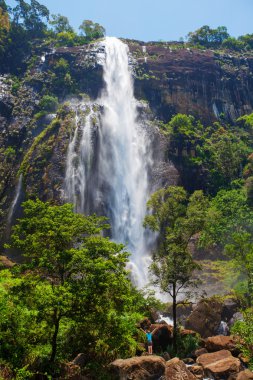 Sri Lanka'nın dağlarında yüksek Bambarakanda şelale
