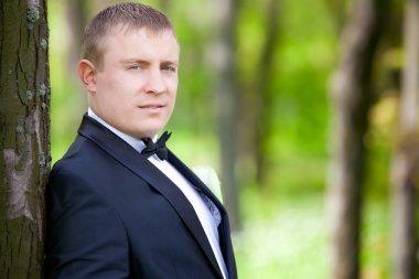 bir parkın bir düğün gününde damat