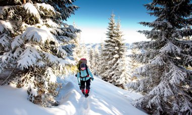 Kış dağlarında yürüyüş yapan