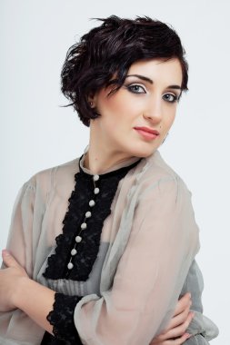 Stüdyoda poz veren güzel kadın.