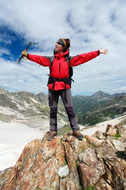 Kafkas Dağları'nda uzun yürüyüşe çıkan kimse