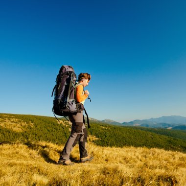 Sonbahar dağlarda yürüyüş uzun yürüyüşe çıkan kimse