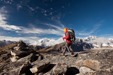 Himalaya dağlarında yürüyüş
