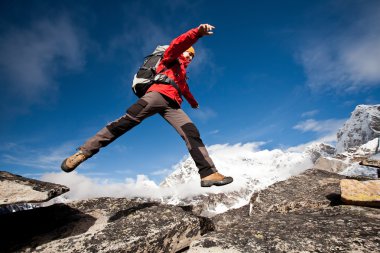 Himalaya dağlarında yürüyüş
