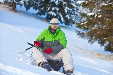 Uzun yürüyüşe çıkan kimse kış orman şekilde arıyor