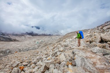 Himalaya Dağları'nda Khumbu vadi içinde hiking