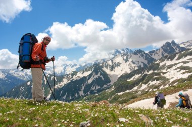 Kafkas Dağları'nda uzun yürüyüşe çıkan kimse