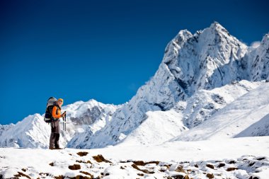 Himalaya dağlarında yürüyüş
