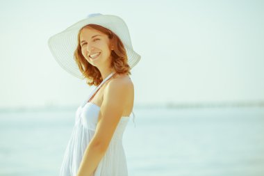 Beyaz kadın güzel deniz kıyısı aittir