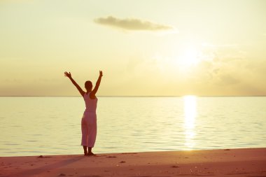 Kafkas kadın pratik yoga, deniz kıyısı