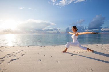 Kafkas kadın pratik yoga, deniz kıyısı