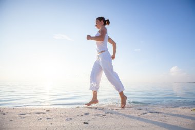 Beyaz kadın sahil koşu