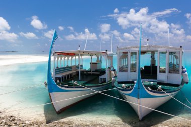 Hint Denizi Adası iskele iki turist tekneleri 